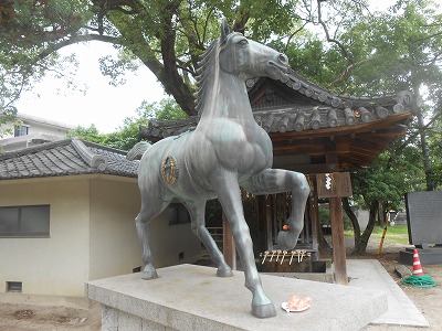 藤森神社　神馬像