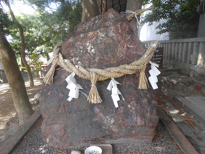 岐佐神社　赤猪石