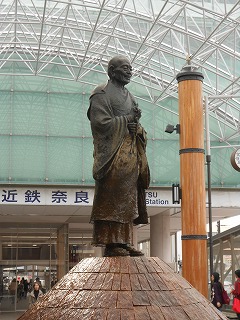 近鉄奈良駅の行基像